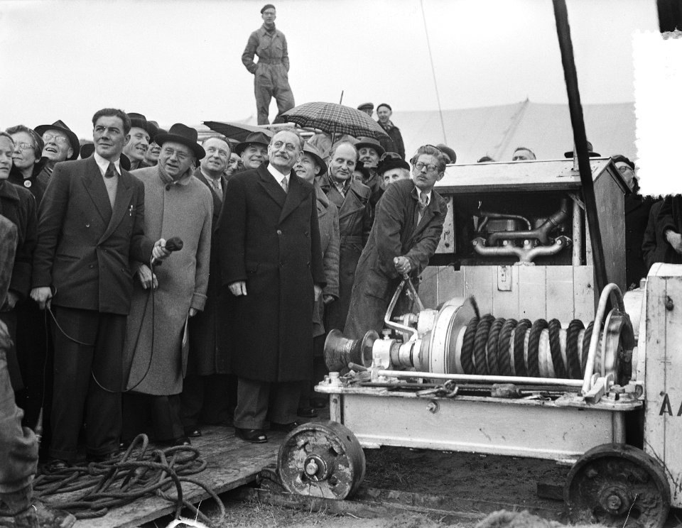 Eerste paal voor Willem Dreeshuis te Amsterdam, de Minister President in de heim, Bestanddeelnr 906-9666