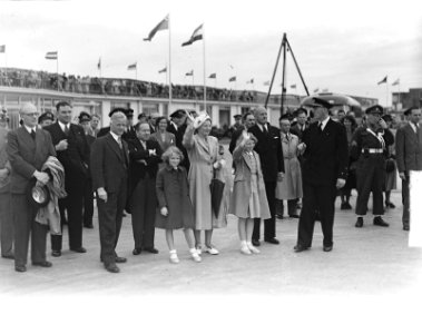 Eerste KLM vlucht naar Canada. Koninklijke familie wuivend, Bestanddeelnr 903-4049