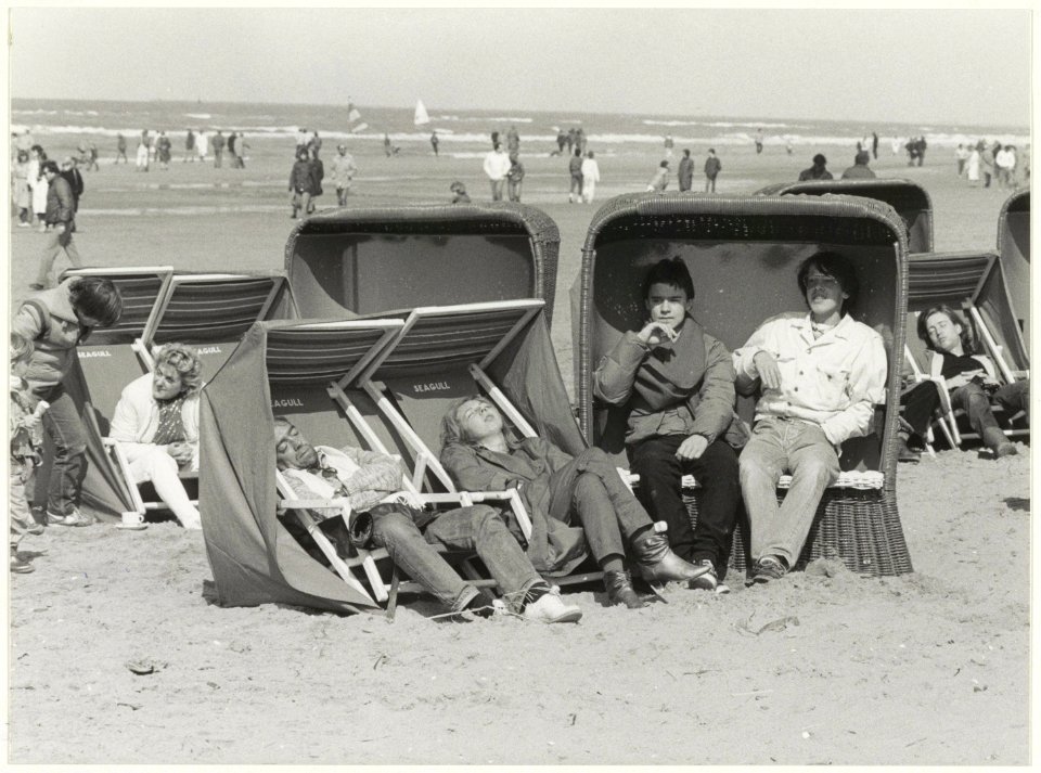 Eerste Paasdag 1985 op het Zandvoortse strand. NL-HlmNHA 54005450