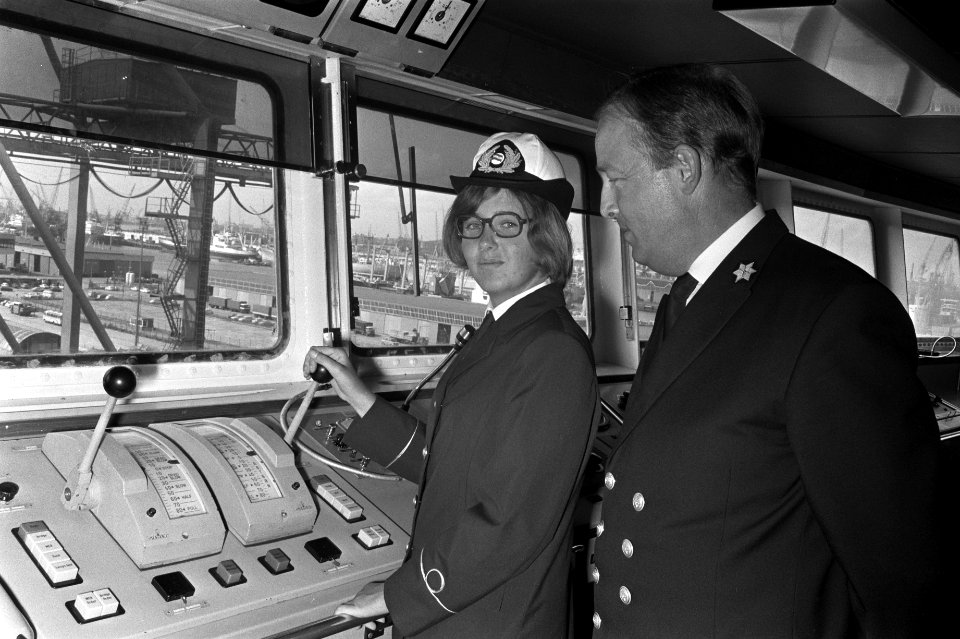 Eerste leerling stuurvrouw Esse Rieke Agter aan boord van de Atlantic Crown Rott, Bestanddeelnr 924-8114
