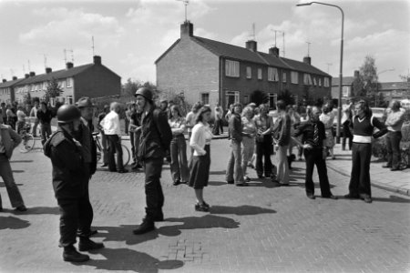 Eerste dag gijzeling school Bovensmilde politie en buurtbewoners (waaronder oud, Bestanddeelnr 929-1921