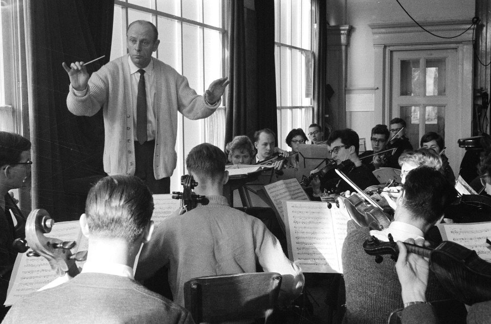 Eerste repetitie van het Nederlandse Studentenorkest te Bergen onder leiding van, Bestanddeelnr 910-9210