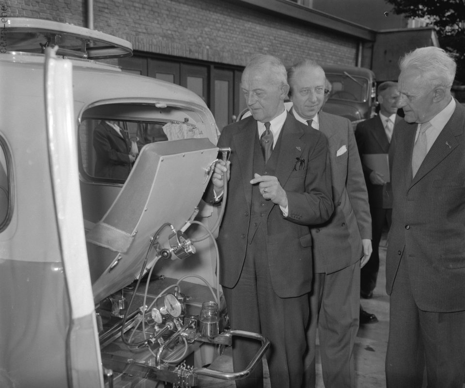 Eerste Polio auto , vlnr G W Westering , Dr H Labadu , Burgemeester Kolf, Bestanddeelnr 909-8558