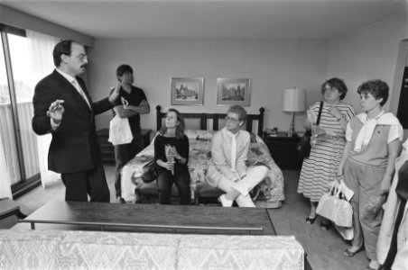 Eerste Nationale bruidsbeurs in Marriot Hotel in Amsterdam rondleiding door brui, Bestanddeelnr 933-0479