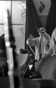 Eerste repetitie van het Nederlandse Studentenorkest te Bergen onder leiding van, Bestanddeelnr 910-9206