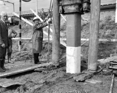 Eerste paal voor verzamelgebouw nijverheidsonderwijs Drs G C Stubenrach heit, Bestanddeelnr 912-9077