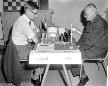 Eerste ronde IBM schaaktoernooi, Frans Kuijpers (links) rechts Voljo Pirc (recht, Bestanddeelnr 916-6653