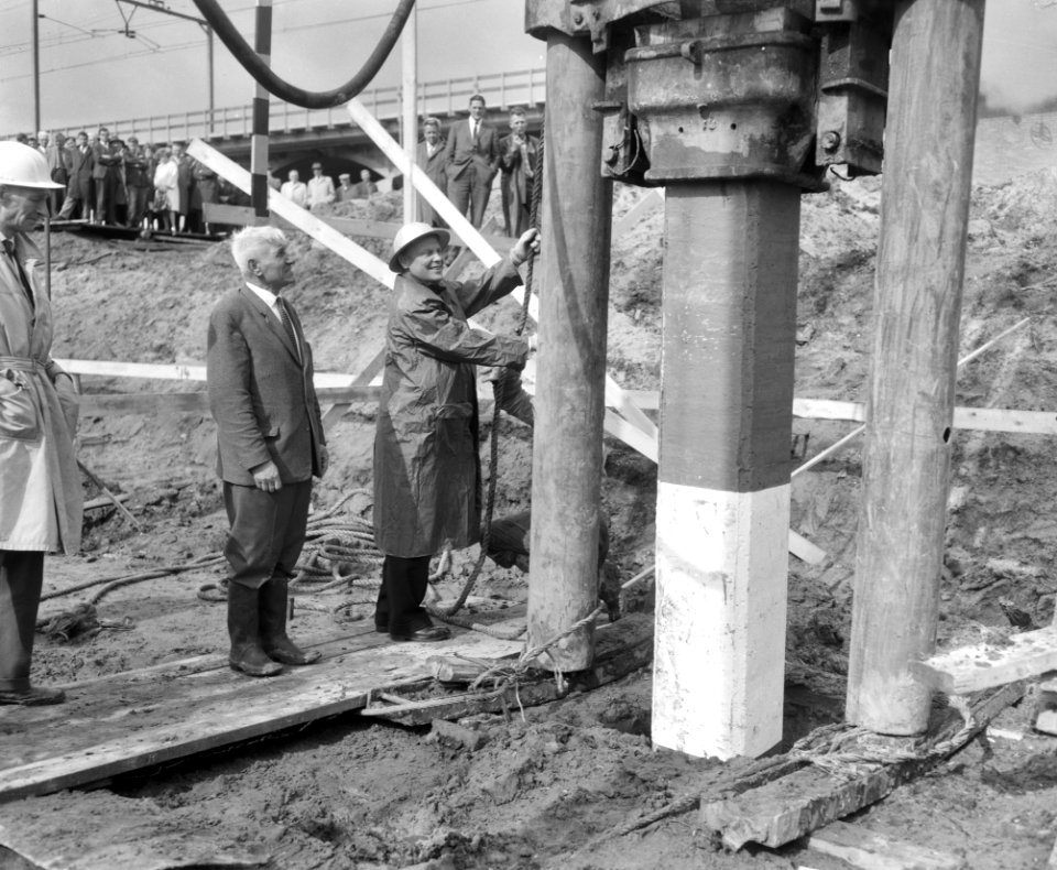 Eerste paal voor verzamelgebouw nijverheidsonderwijs Drs G C Stubenrach heit, Bestanddeelnr 912-9078