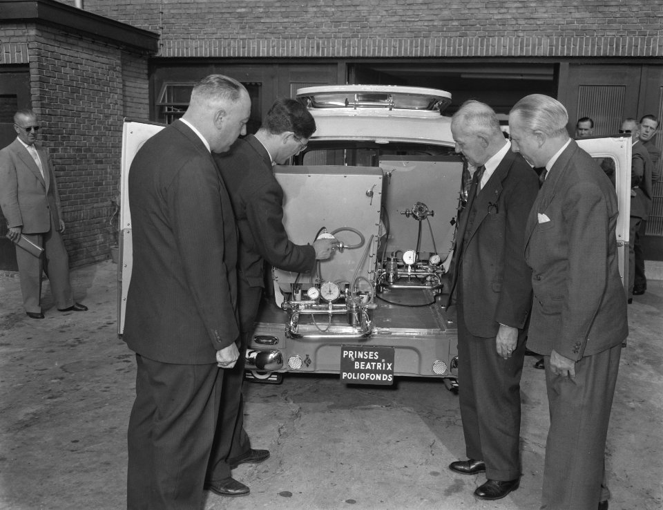 Eerste Polio auto , vlnr G W Westering , Dr H Labadu , Burgemeester Kolf, Bestanddeelnr 909-8557