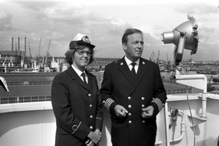 Eerste leerling stuurvrouw Esse Rieke Agter aan boord van de Atlantic Crown Rott, Bestanddeelnr 924-8115