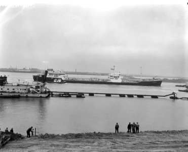 Eerste olietanker vaart de Europoorthaven in, Bestanddeelnr 911-8879