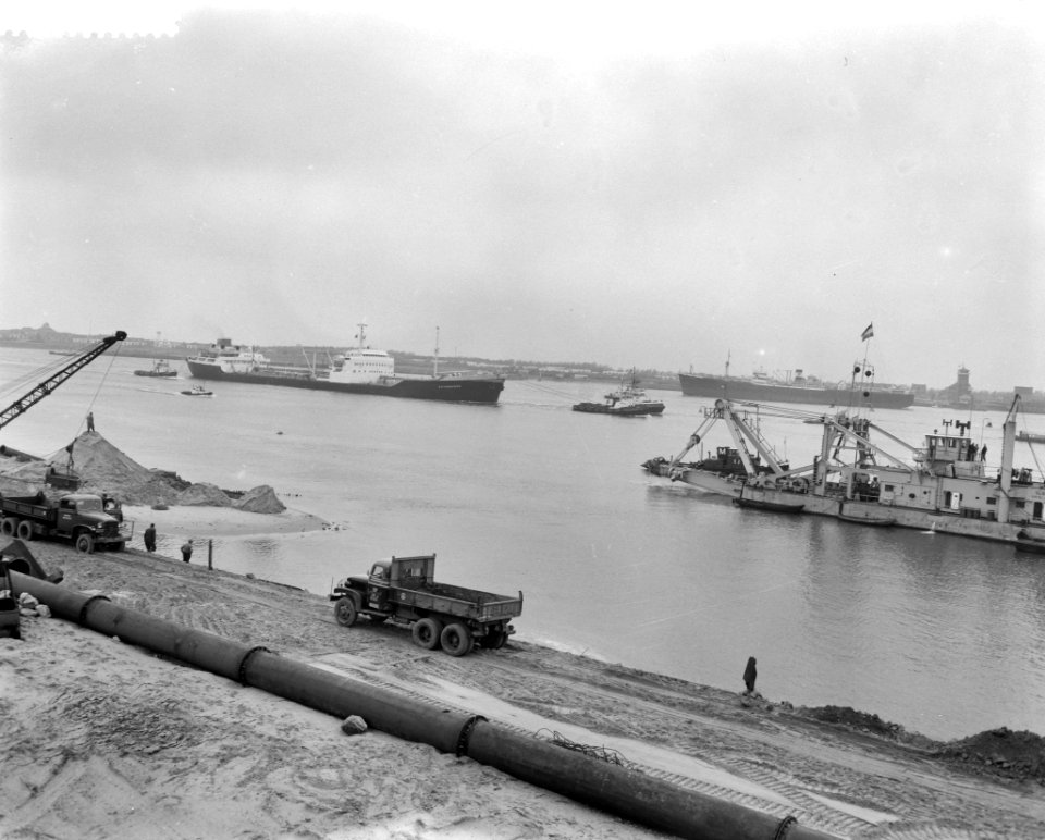 Eerste olietanker vaart de Europoorthaven in, Bestanddeelnr 911-8880