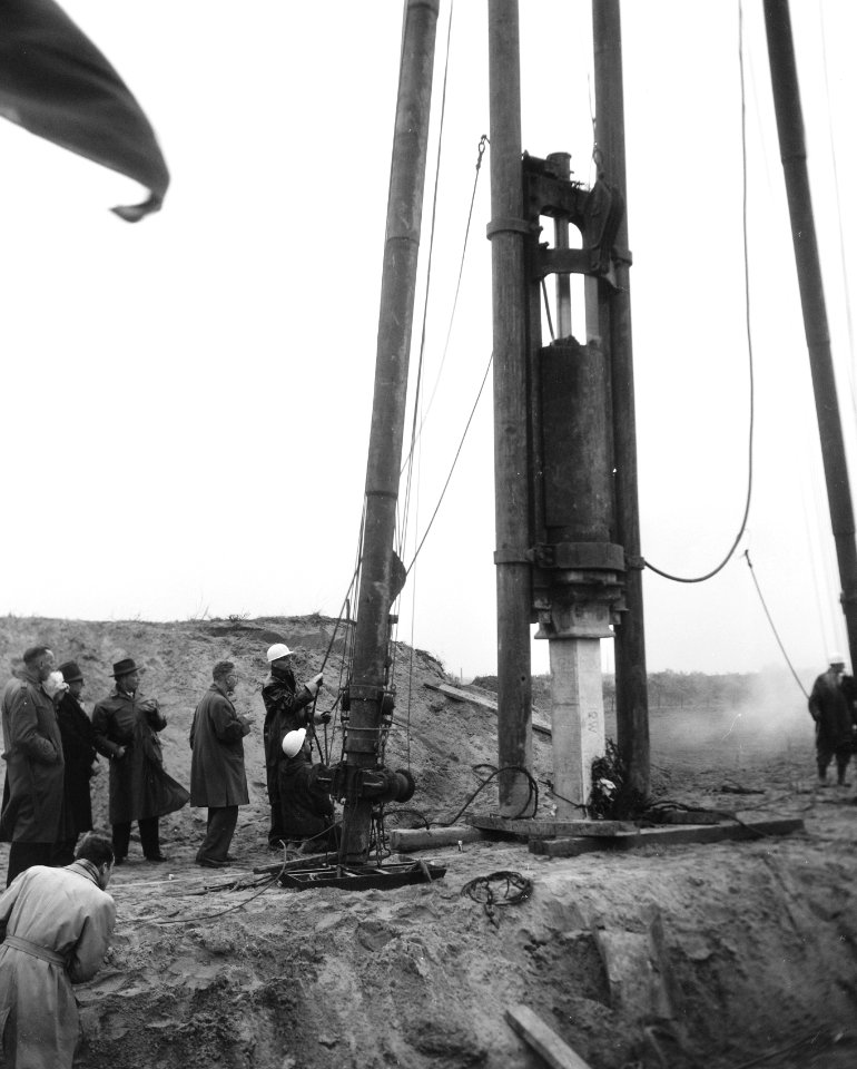 Eerste paal voor viaduct van Rijksweg 20 te Schiedam, Bestanddeelnr 909-1451