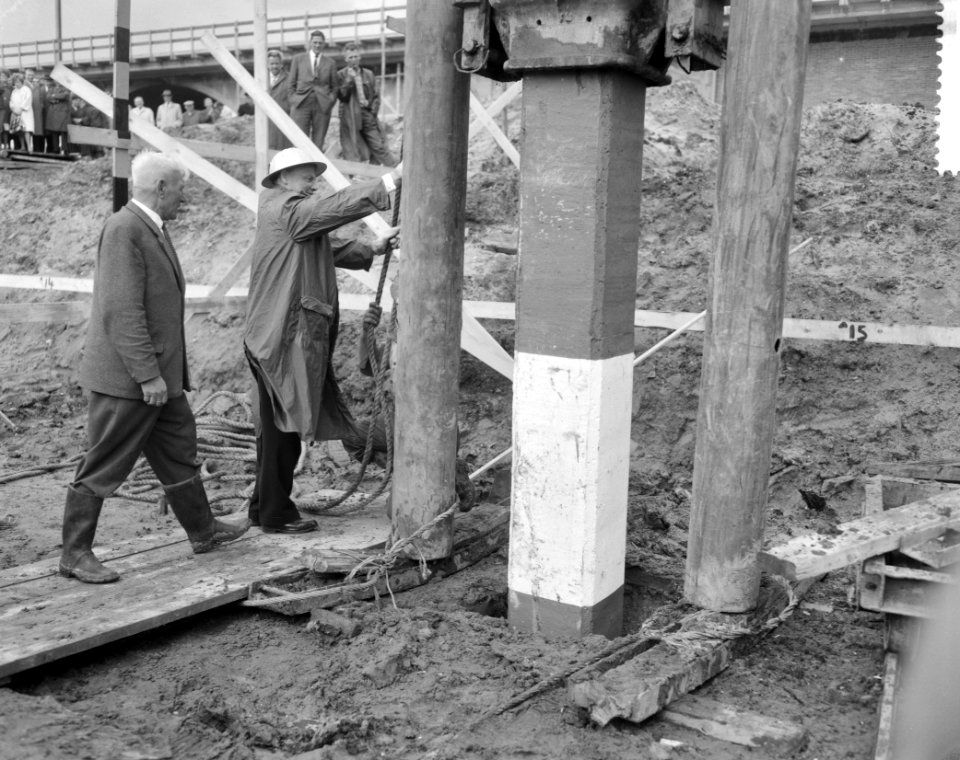 Eerste paal voor verzamelgebouw nijverheidsonderwijs Drs G C Stubenrach heit, Bestanddeelnr 912-9076
