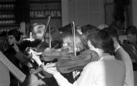 Eerste repetitie van het Nederlandse Studentenorkest te Bergen onder leiding van, Bestanddeelnr 910-9207 photo