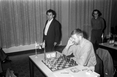 Eerste ronde IBM-schaaktoernooi, Petrosjan kijkt toe bij Donner, Bestanddeelnr 926-5518