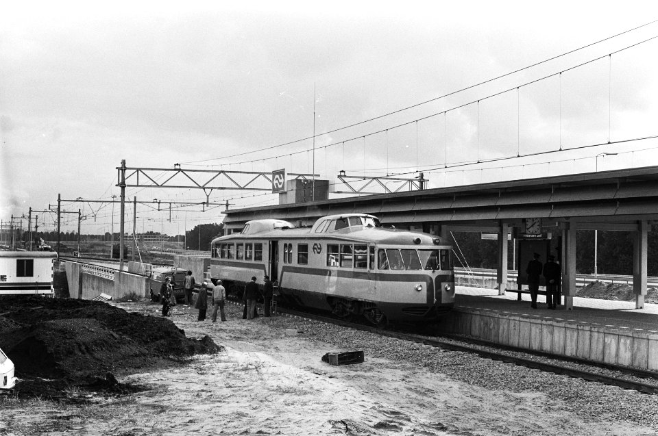 Eerste rit Schiphollijn en Kamerleden de trein op statio Amsterdam Zuid, Bestanddeelnr 929-9237