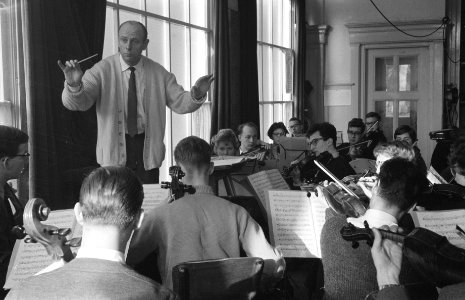 Eerste repetitie van het Nederlandse Studentenorkest te Bergen onder leiding van, Bestanddeelnr 910-9209