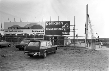Eerste paal geslagen door wethouder Verhey voor nieuw sporthallencomplex aan IJs, Bestanddeelnr 927-4027