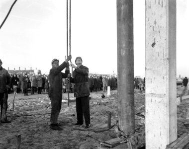 Eerste paal heien voor nieuwe Herda-fabriek Dr van Soest heit eerste paal, Bestanddeelnr 913-2028