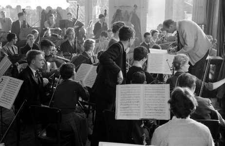 Eerste repetitie van het Nederlandse Studentenorkest te Bergen onder leiding van, Bestanddeelnr 910-9201 photo