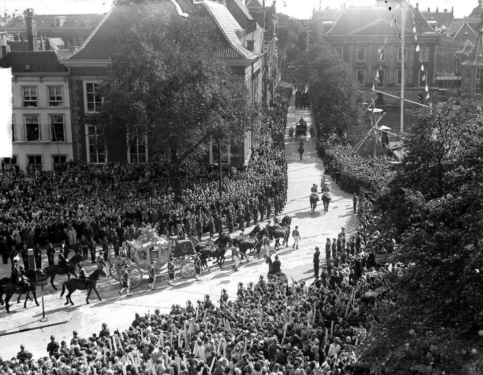Eerste Prinsjesdag met koningin Juliana als nieuwe vorstin. De Gouden Koets, hie, Bestanddeelnr 900-0149