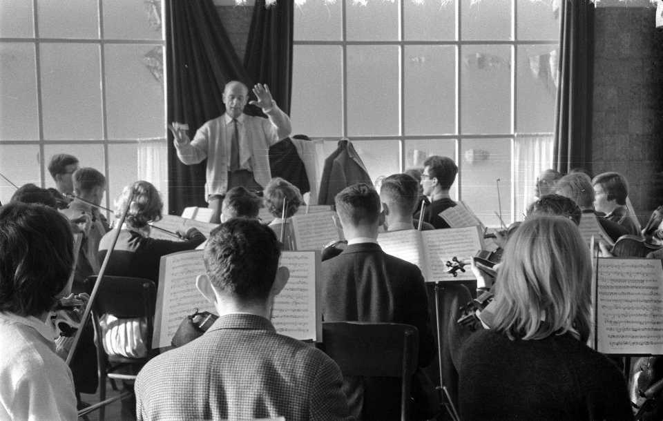 Eerste repetitie van het Nederlandse Studentenorkest te Bergen onder leiding van, Bestanddeelnr 910-9202