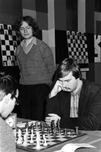 Eerste ronde Hoogovens Schaaktoernooi in Wijk aan Zee . 11.12 Jan Timman (l.) ki, Bestanddeelnr 931-9136
