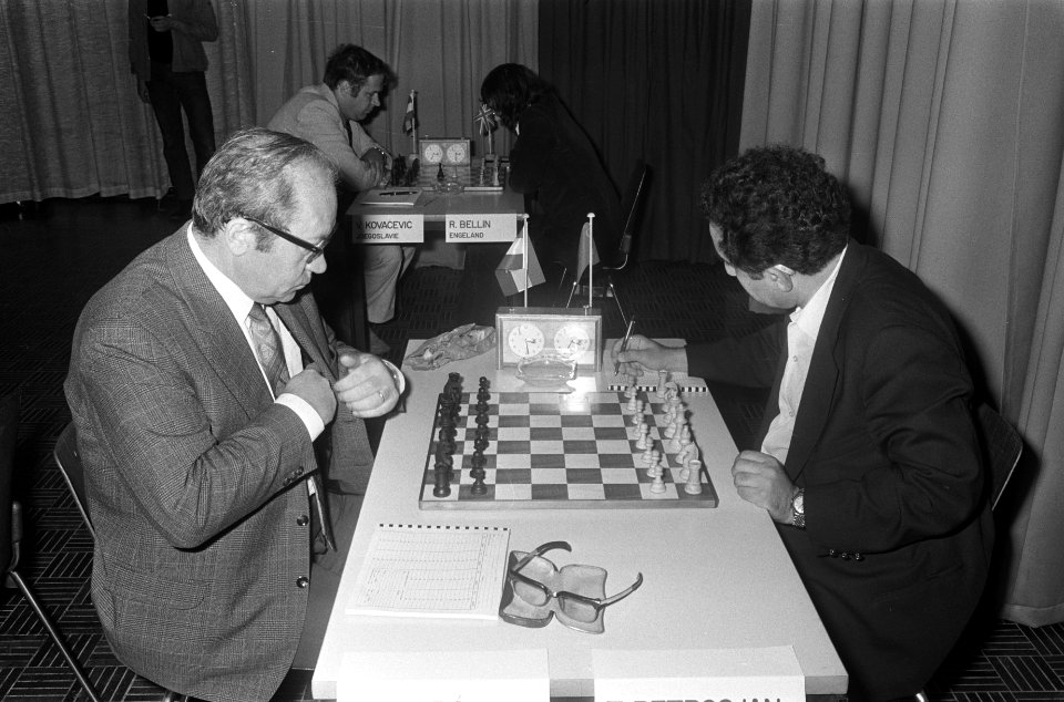 Eerste ronde IBM-schaaktoernooi, nummer 23A M Quinteros (l) en Kavalek, nummer , Bestanddeelnr 926-5527