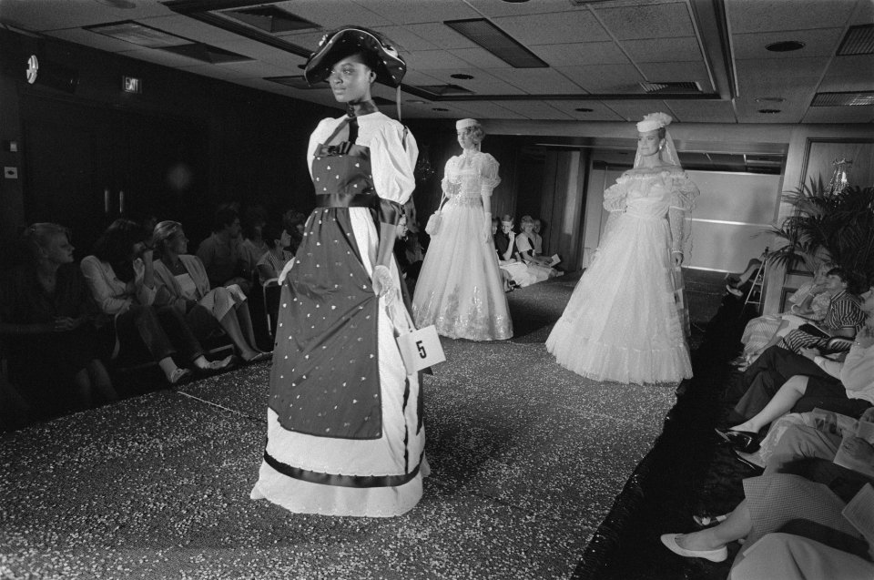 Eerste Nationale bruidsbeurs in Marriot Hotel in Amsterdam bruidskleding tijdens, Bestanddeelnr 933-0480