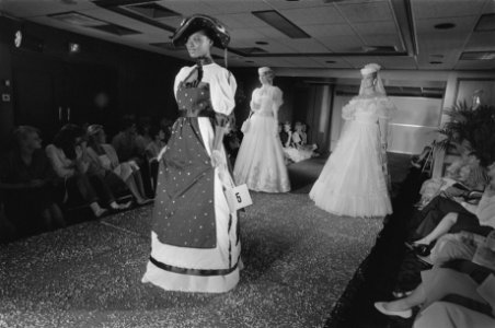 Eerste Nationale bruidsbeurs in Marriot Hotel in Amsterdam bruidskleding tijdens, Bestanddeelnr 933-0480