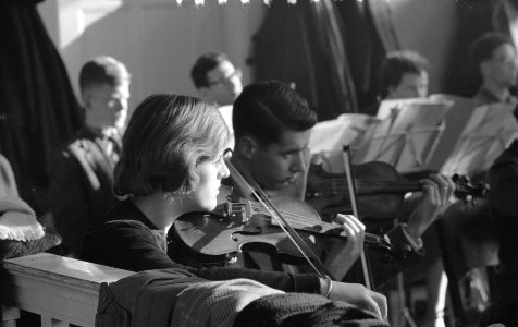Eerste repetitie van het Nederlandse Studentenorkest te Bergen onder leiding van, Bestanddeelnr 910-9203 photo
