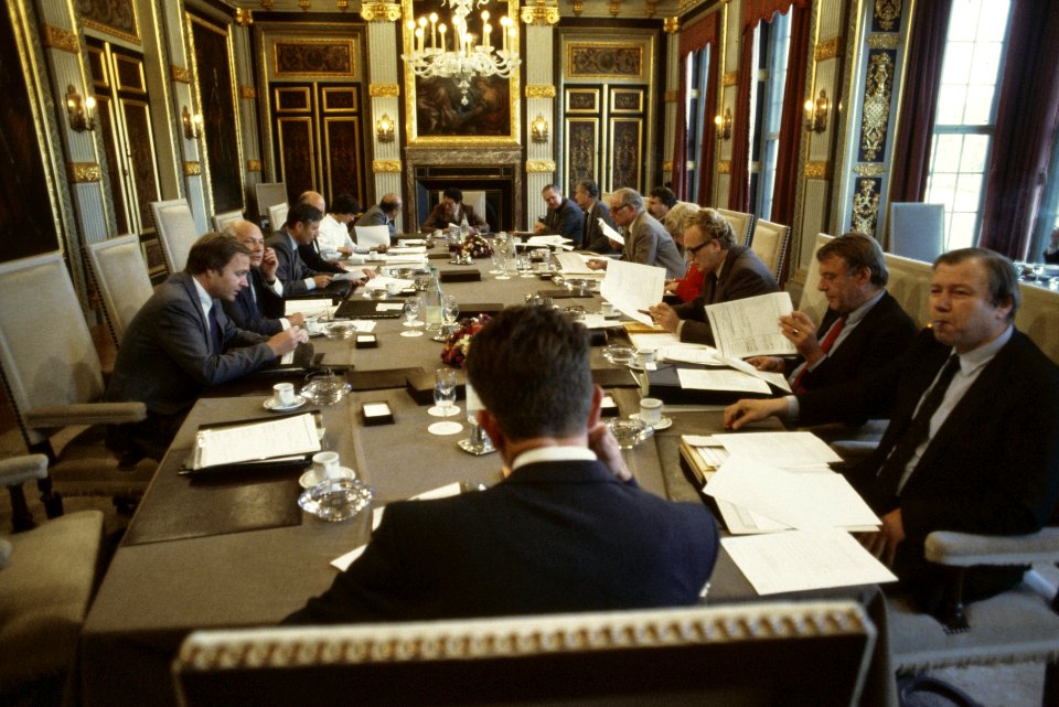 Eerste Ministerraad van nieuwe Kabinet nr. 4a , 5a voorste rij van Thijn , Ter, Bestanddeelnr 253-8597