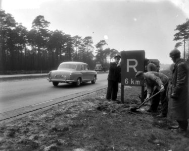 Eerste Nederlandse restaurant langs een autosnelweg Arnhem-Utrecht (A12) bij Bu…, Bestanddeelnr 910-2686