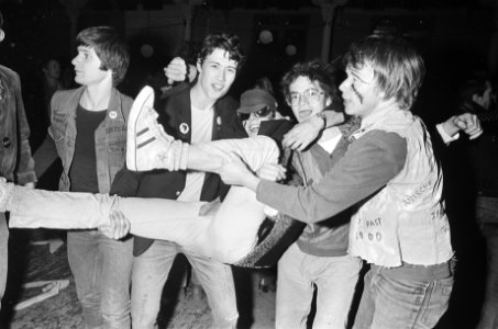 Eerste Nederlandse Punkfestival in Paradiso Amsterdam punkers tijdens festiva, Bestanddeelnr 929-5807
