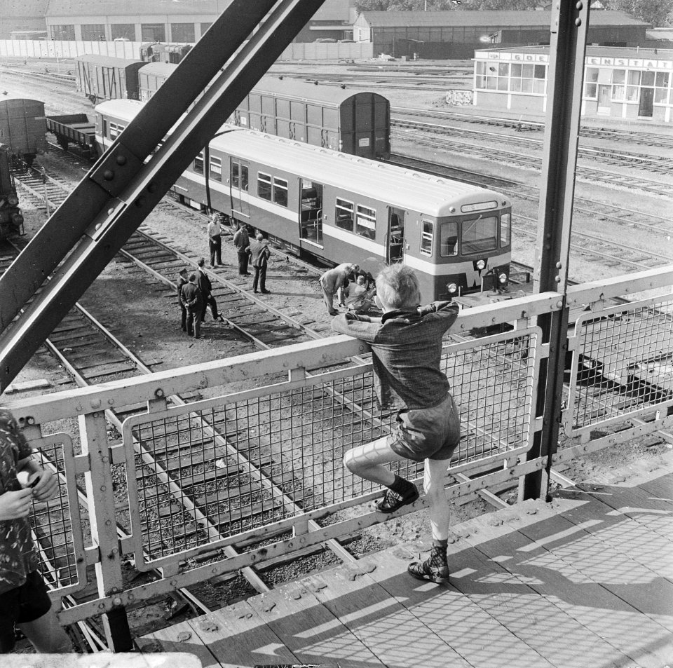 Eerste metro treinstel gearriveerd op Vierhavenstraat, metro vanuit hoogte gezie, Bestanddeelnr 919-2616