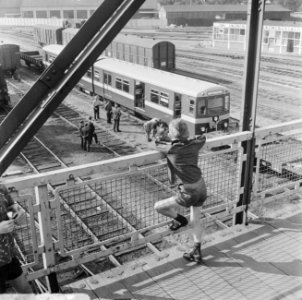 Eerste metro treinstel gearriveerd op Vierhavenstraat, metro vanuit hoogte gezie, Bestanddeelnr 919-2616