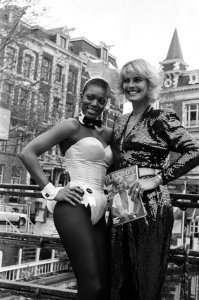 Eerste Nederlandse Playmate Ellen Soeters met Playboy, samen met Bunny, Bestanddeelnr 932-5639