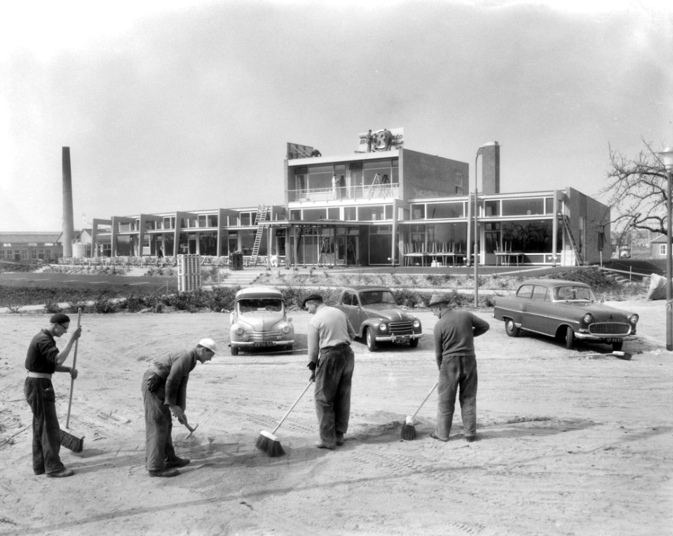 Eerste Nederlandse restaurant langs een autosnelweg Arnhem-Utrecht (A12) bij Bu…, Bestanddeelnr 910-2688