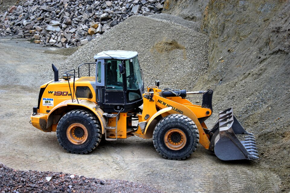Construction vehicle removal tipper
