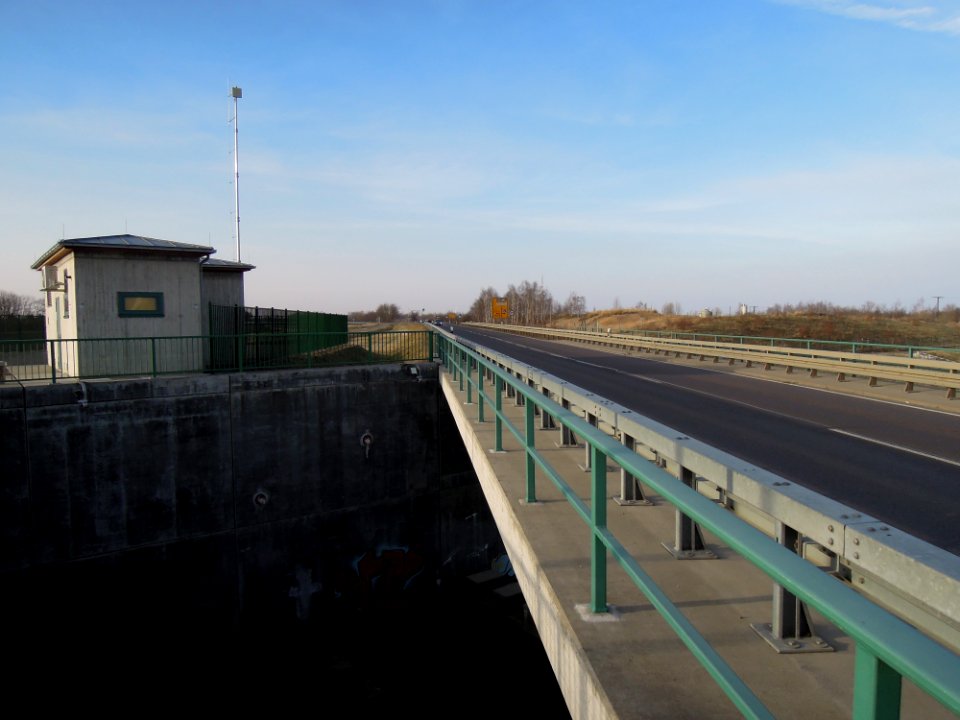Elsterentlastungsbrücke für die B 186 nebst Betriebshaus und Funkmast für den Hochwasser-Überleiter Anfang März 2018