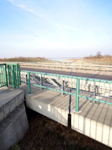 Elsterentlastungsbrücke der B 186 am südlichen Fahrbahnübergang mit Dehnungsfuge im Profil Anfang März 2018