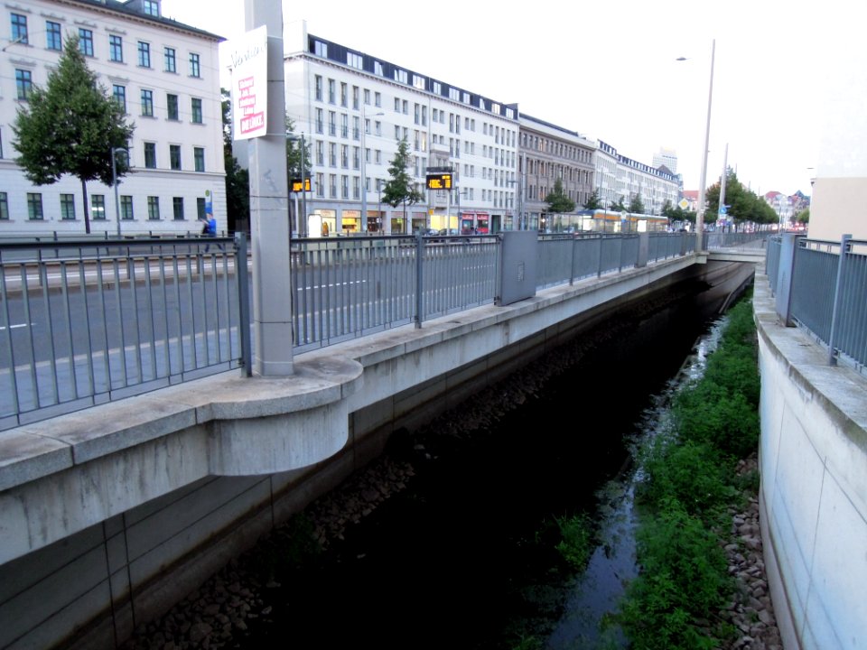 Elstermühlgraben rechtsseitig des Ranstädter Steinwegs mit baulicher Auskragung auf 90 m Länge in 2017