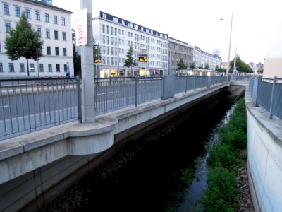 Elstermühlgraben rechtsseitig des Ranstädter Steinwegs mit baulicher Auskragung auf 90 m Länge in 2017