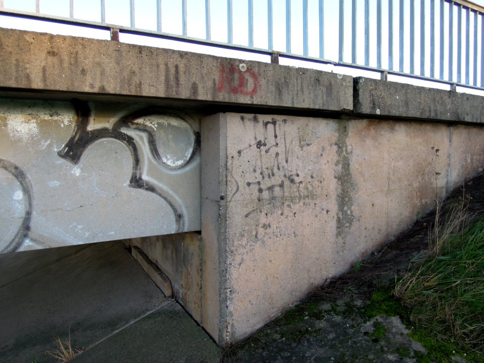 Elsterbrücke Kleindalzig Widerlager und Fahrbahnfuge im Profil Ende Oktober 2017