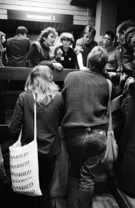 Elli Izeboud in discussie met enige partijgenotes, Bestanddeelnr 932-4200