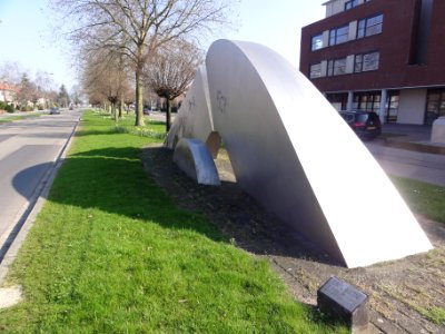 Elst (Overbetuwe) Aamsestraat, Sculpture Ontluiken by P.Slegers, 1989
