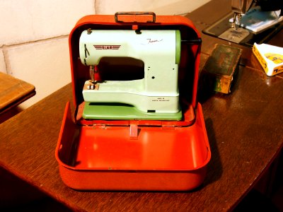 ELNA Junior sewing machine, pic2