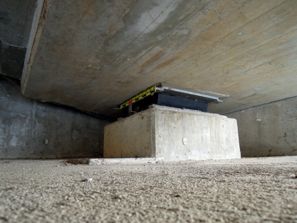 Elsterentlastungsbrücke B 186 Polymer-Auflager am südwestlichen Brückenende Anfang März 2018