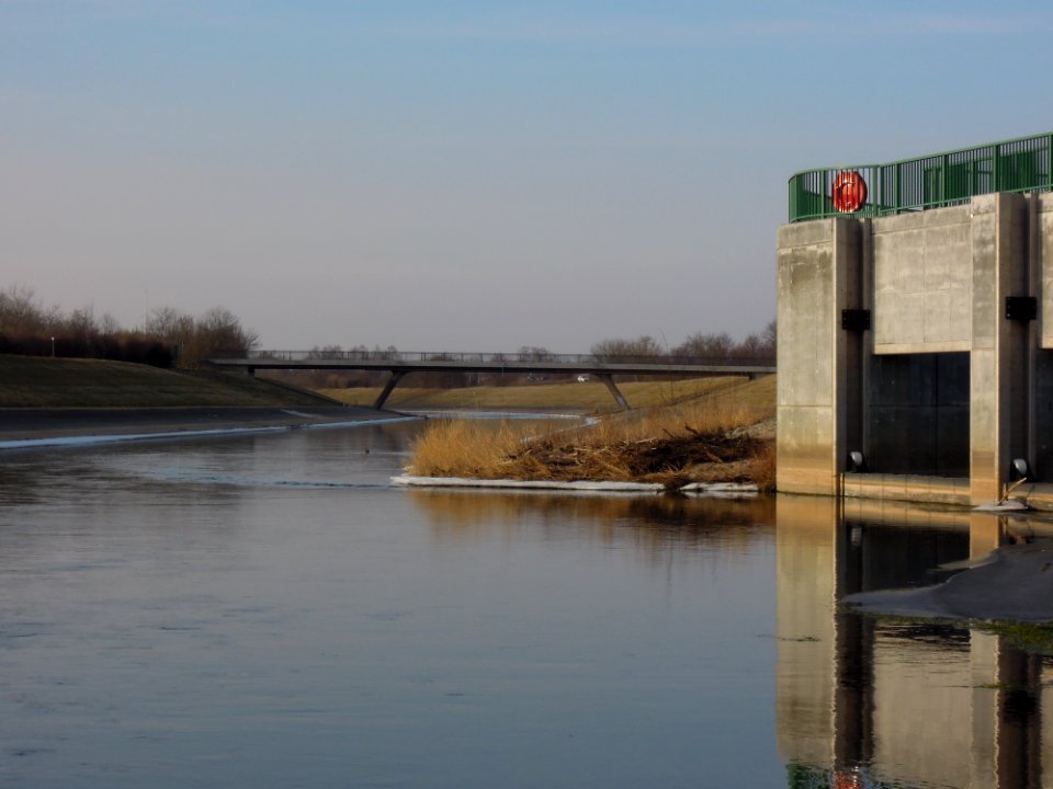 Elsterbrücke Zitzschen vom Hochwasser-Entlastungsbauwerk gesehen Anfang März 2018